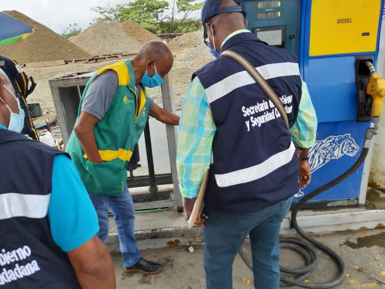 Alcaldía hace inspección de calidad en las estaciones de combustible del distrito