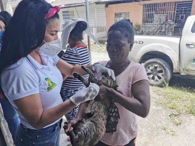 Alcaldía atiende con diferentes programas de la Secretaría de Salud a la comuna nueve, en el barrio Doña Ceci