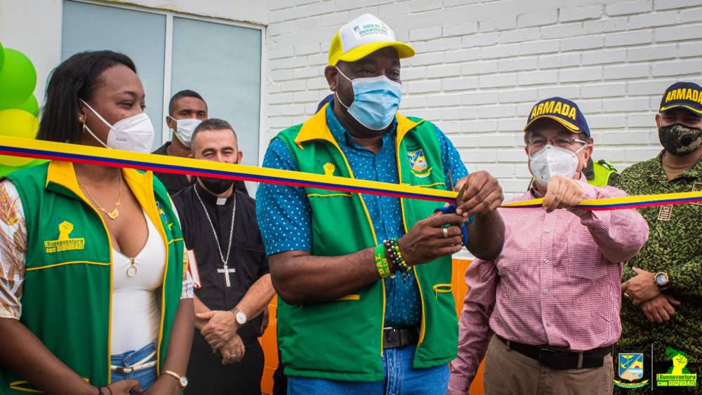 Alcalde de Buenaventura inaugura y entrega a la población dos puestos de salud en la Bocana y Juanchaco