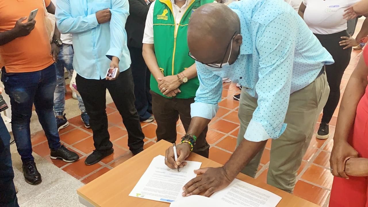 Alcalde Víctor Vidal firmó pacto regional con MinCiencia por los jóvenes de Buenaventura