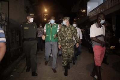 Alcalde de Buenaventura lideró recorrido nocturno en las calles del barrio Juan XXIII con agentes de la Fuerza Pública 