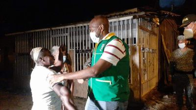 Alcalde de Buenaventura lideró recorrido nocturno en las calles del barrio Juan XXIII con agentes de la Fuerza Pública 