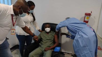 Buenaventura inició vacunación contra el Covid19 con el personal de Salud