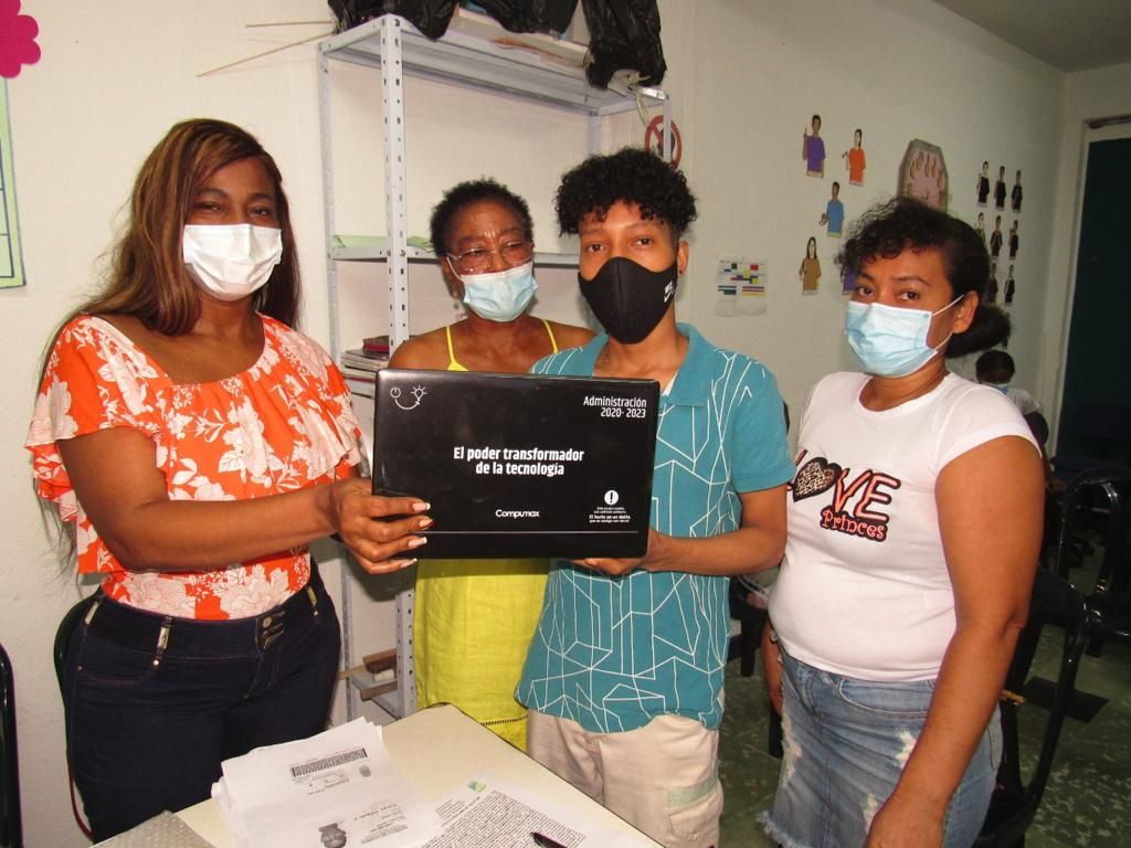 La Secretaría de Educación entregó treinta computadores a estudiantes de grado 11 del colegio San Rafael