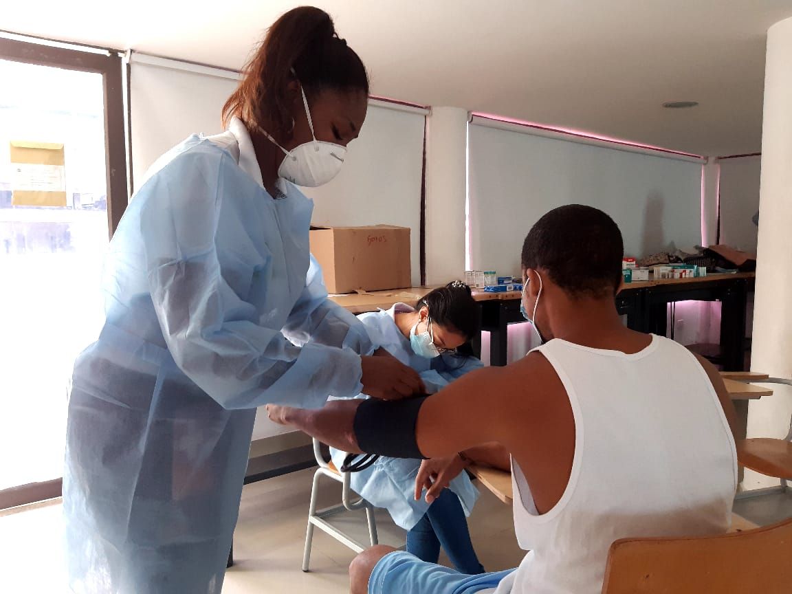 Secretaría de Salud realizó jornada de atención médica a migrantes y colombianos privados de la libertad en la estación de Guardacostas del Pacífico