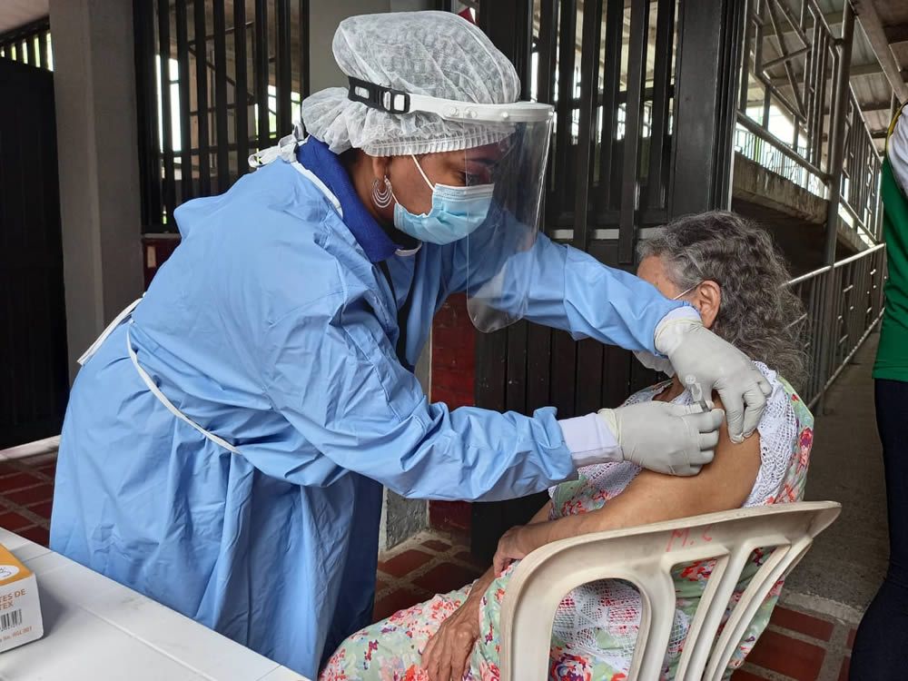 Tercera dosis de vacuna contra Covid19 a mayores de 70 años está disponible en Buenaventura