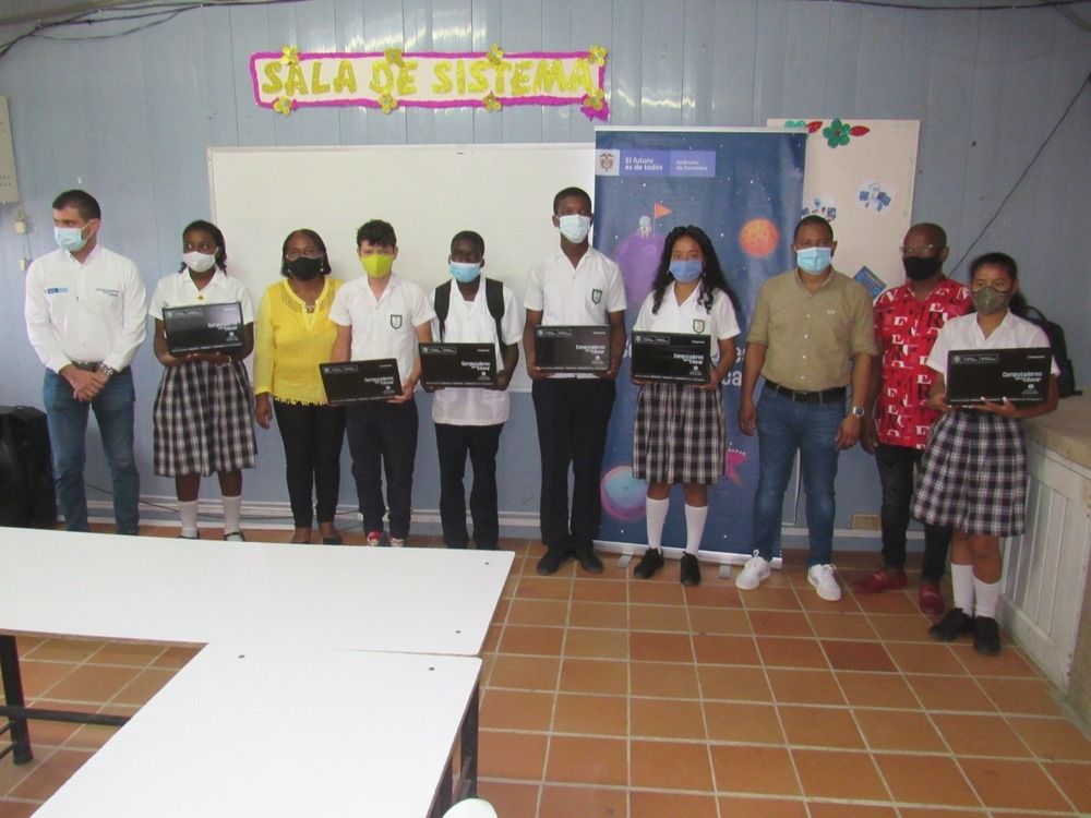 La Secretaría de Educación y el programa Computadores para Educar entregaron 360 portátiles a dos colegios oficiales de la ciudad