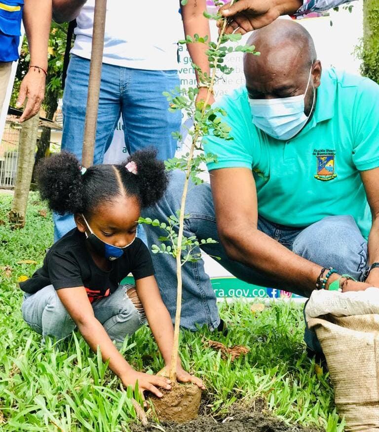 Campaña Abrázate a Buenaventura continúa acercándose a la comunidad con siembra de árboles