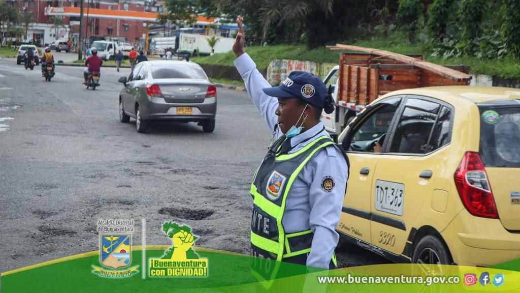 Porque primero es la movilidad Agentes de Tránsito hacen control en las calles en horas pico