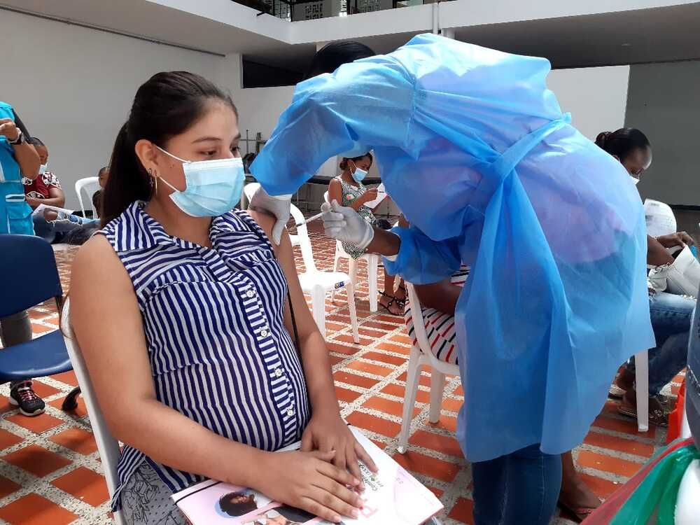 Embarazadas de Buenaventura previenen el Covid19 con la vacuna de Pfizer
