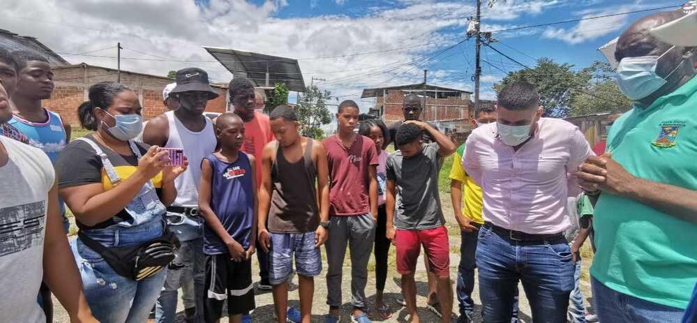 Alcalde Distrital de Buenaventura se compromete con remodelar la cancha del barrio El Bosque