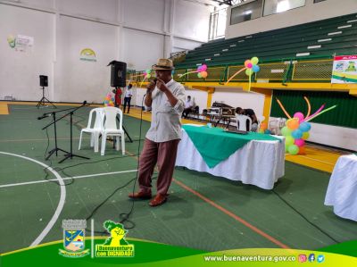 En el coliseo Roberto Lozano Batalla se hizo el cierre del mes del Adulto Mayor