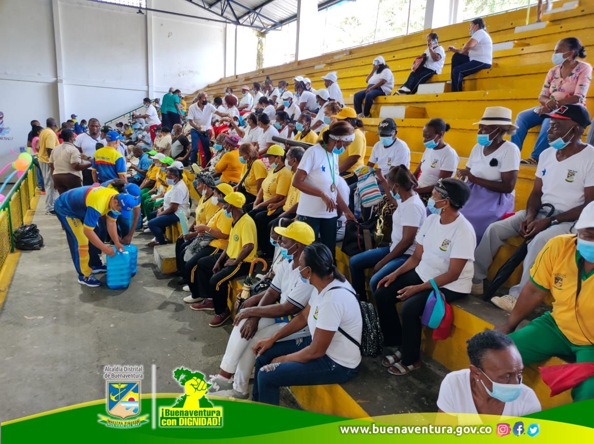 En el coliseo Roberto Lozano Batalla se hizo el cierre del mes del Adulto Mayor
