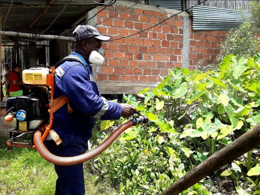 Inspección ambiental y control larvario realizó la Alcaldía Distrital en el barrio Nayita