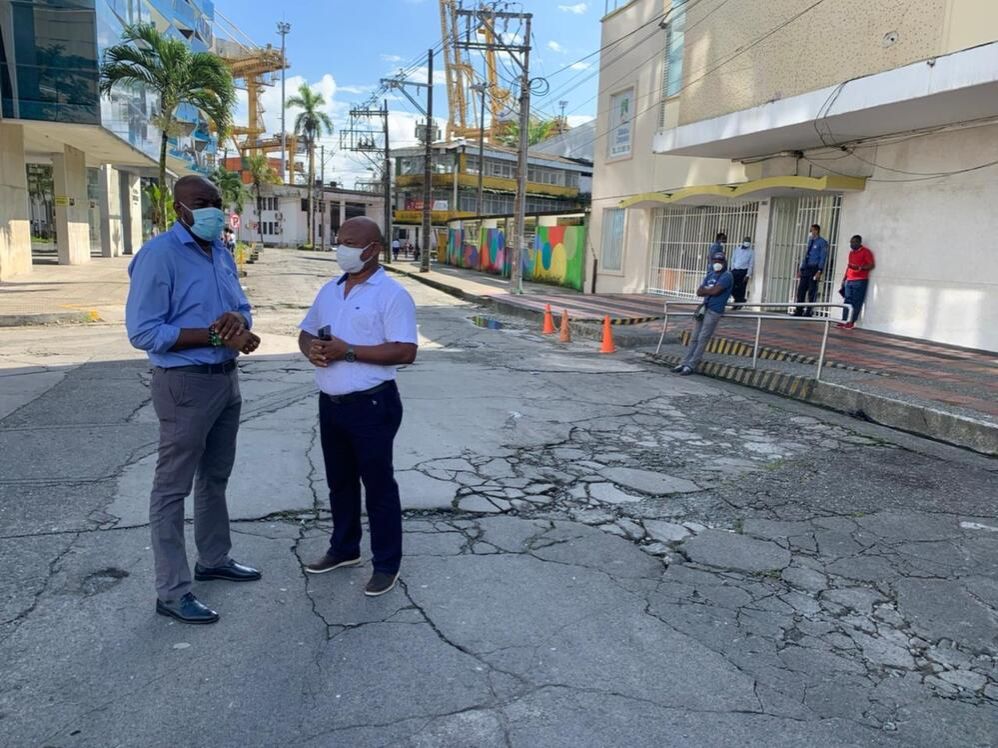 Alcaldía distrital brinda acompañamiento al mejoramiento de la vía en  la calle Cubaradó
