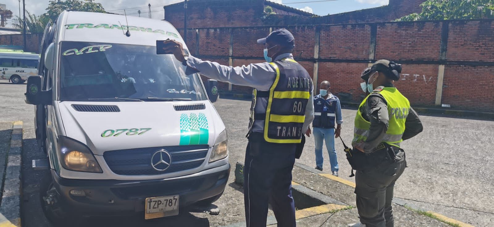 Terminal de Transporte realizó operativo de seguimiento a vehículos intermunicipales para conocer si cumplen normatividad de tránsito
