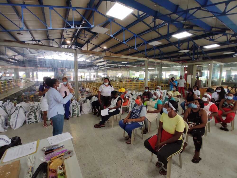 Trabajadores de la Galería José Hilario López fueron beneficiados con kits para el hogar