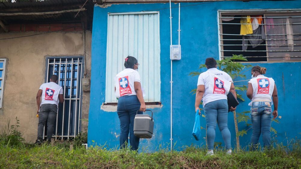 Vacunadoras llegan casa a casa para inmunizar a la población de Buenaventura