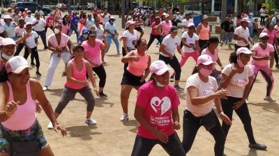 Se realizó el Domingo Rosa con Rumboterapia para conmemorar el Día Internacional de la Lucha contra el Cáncer de Seno en el distrito
