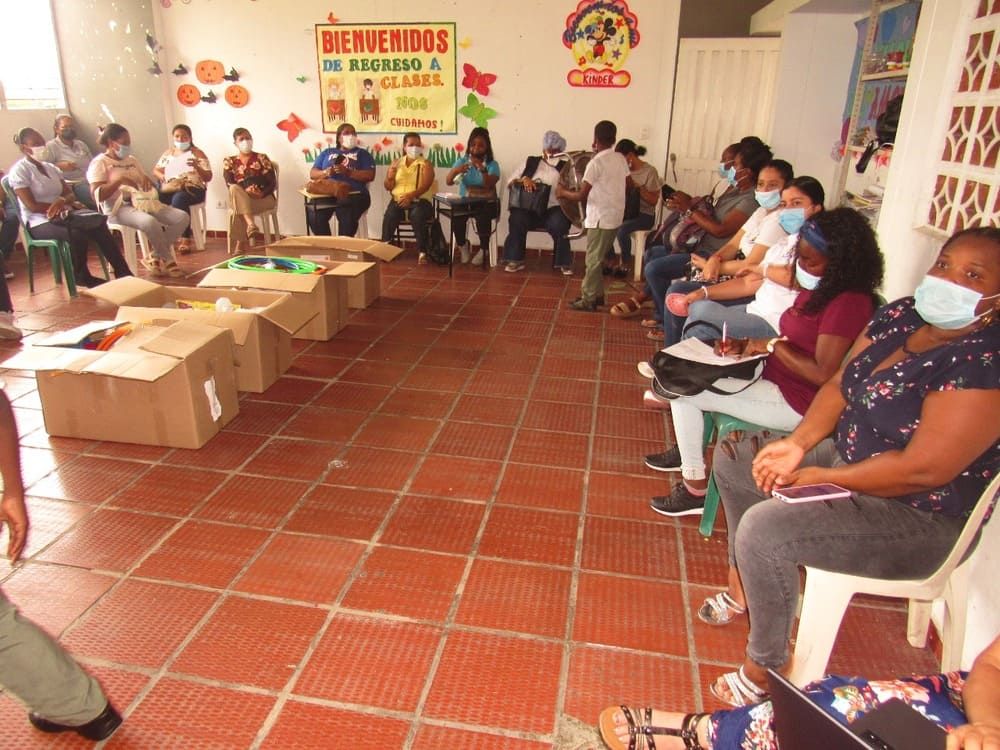 Funcionarias del Ministerio de Educación brindan capacitación a docentes de transición de la zona urbana y rural