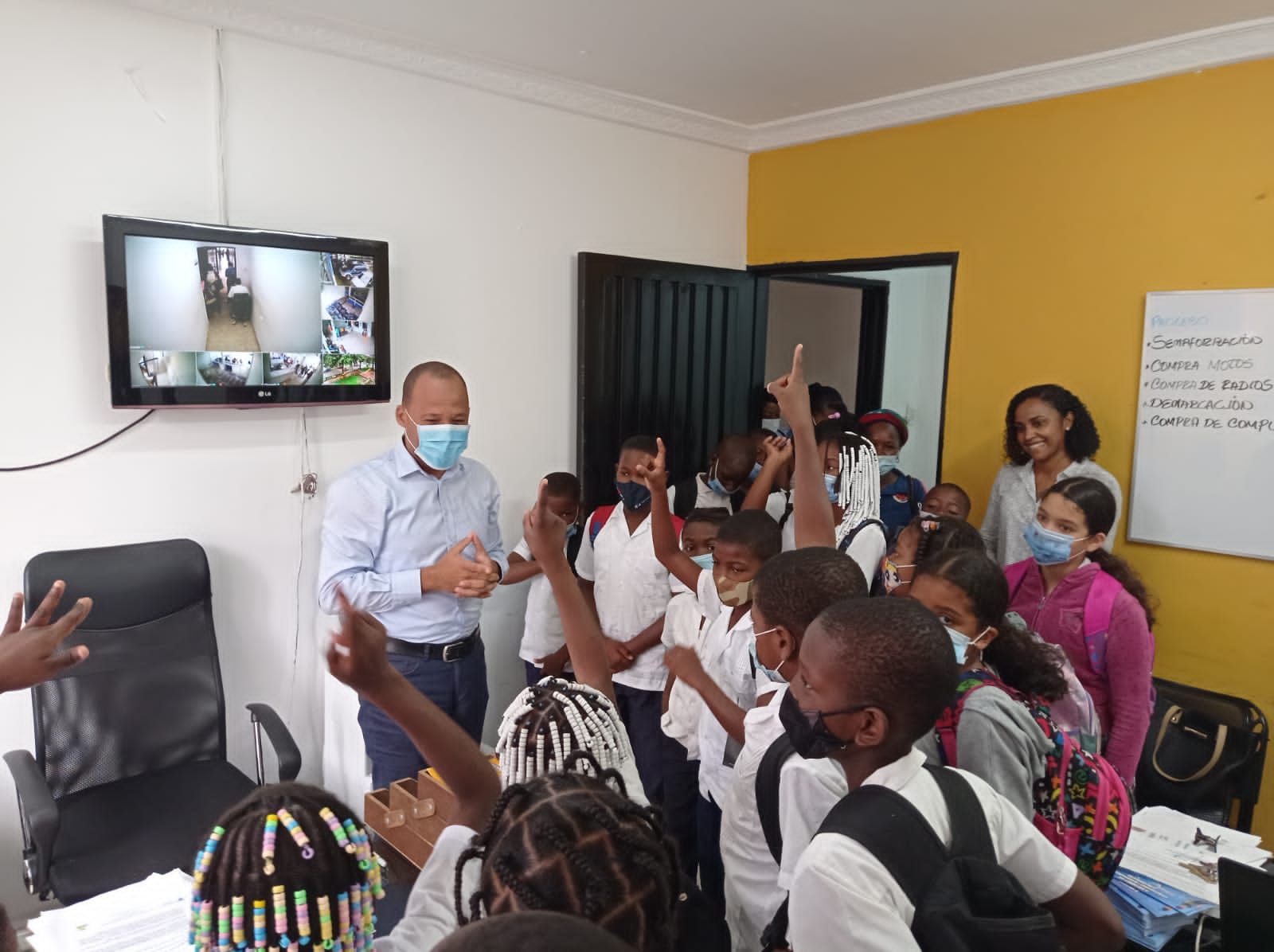Estudiantes de la IE Niño Jesús de Praga del Corregimiento del Bajo Calima recorrieron las instalaciones de la Secretaría de Tránsito y Transporte