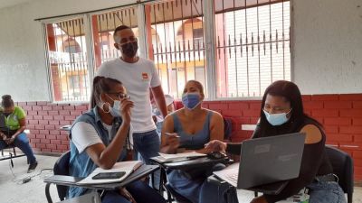 Consejo Noruego entregó tabletas con Software Especial para educar en Modelos Flexibles en colegios priorizados