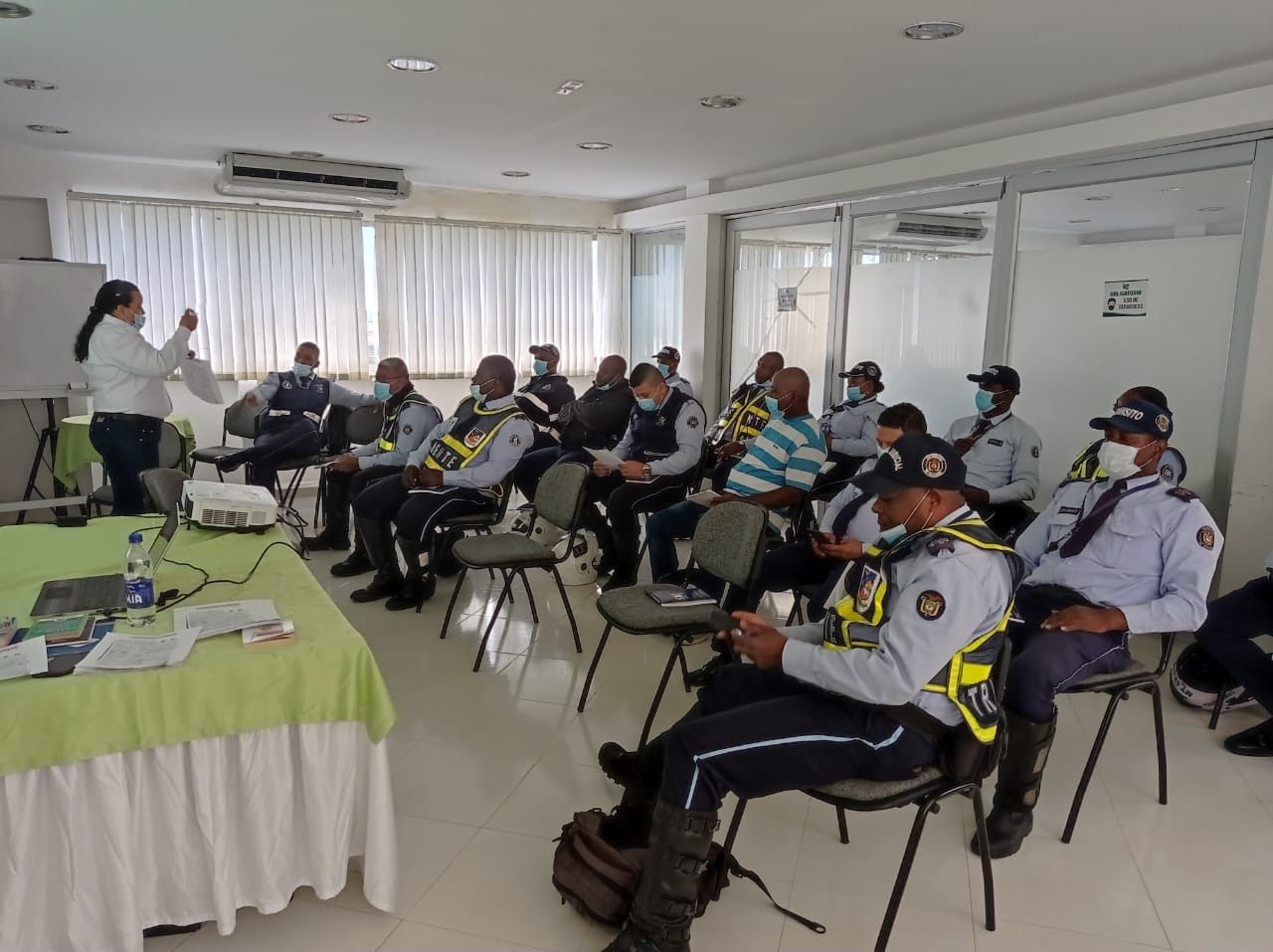 Agentes refuerzan conocimientos sobre las Normas de Tránsito