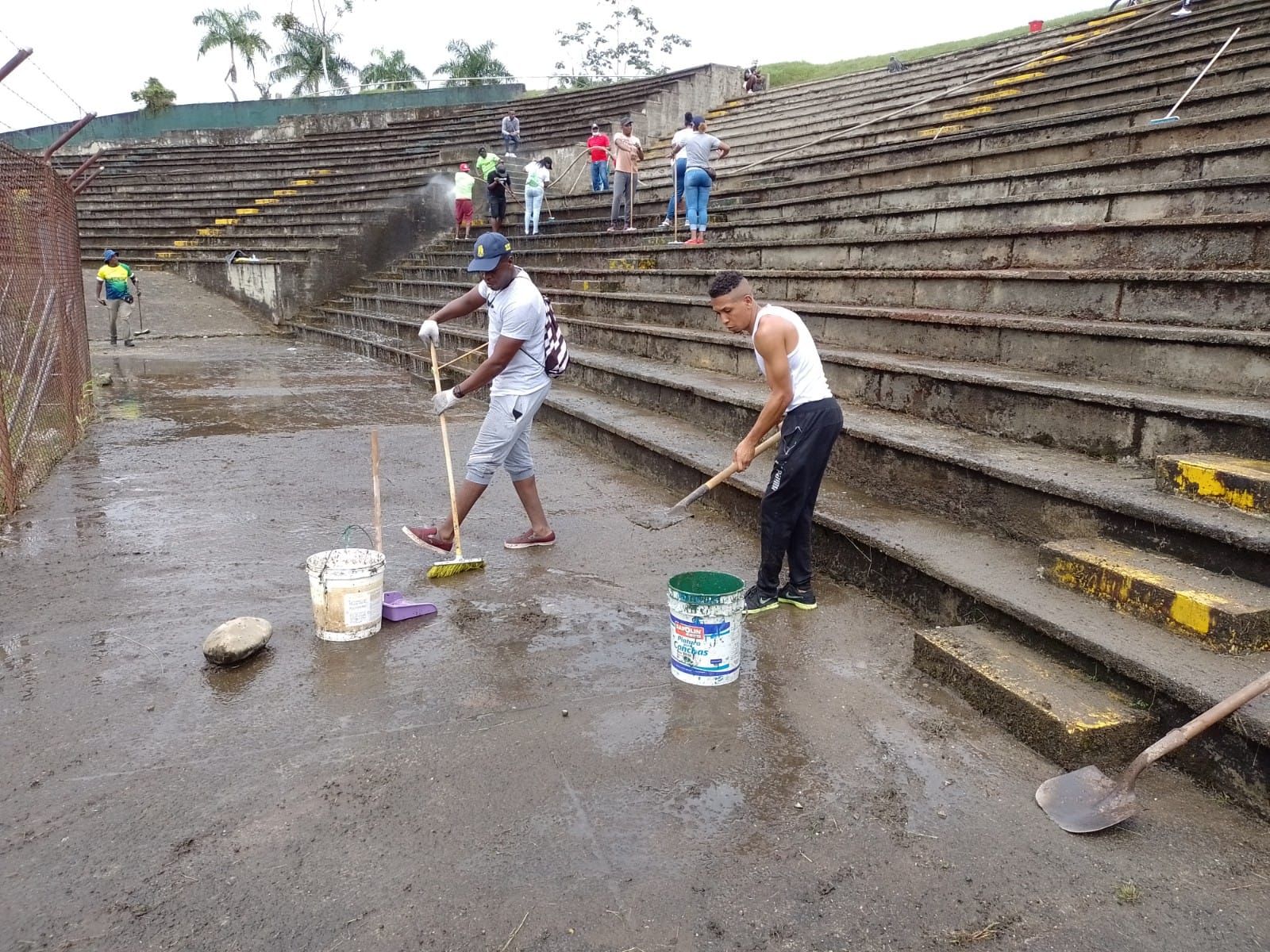Director del Inderbuenaventura,  funcionarios y  deportistas realizaron jornada de limpieza a escenarios deportivos