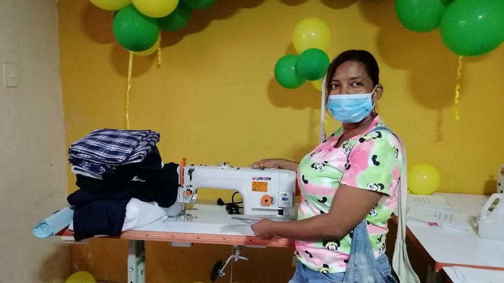 Veinte madres cabeza de hogar emprendedoras fueron beneficiadas con máquinas de coser e insumos