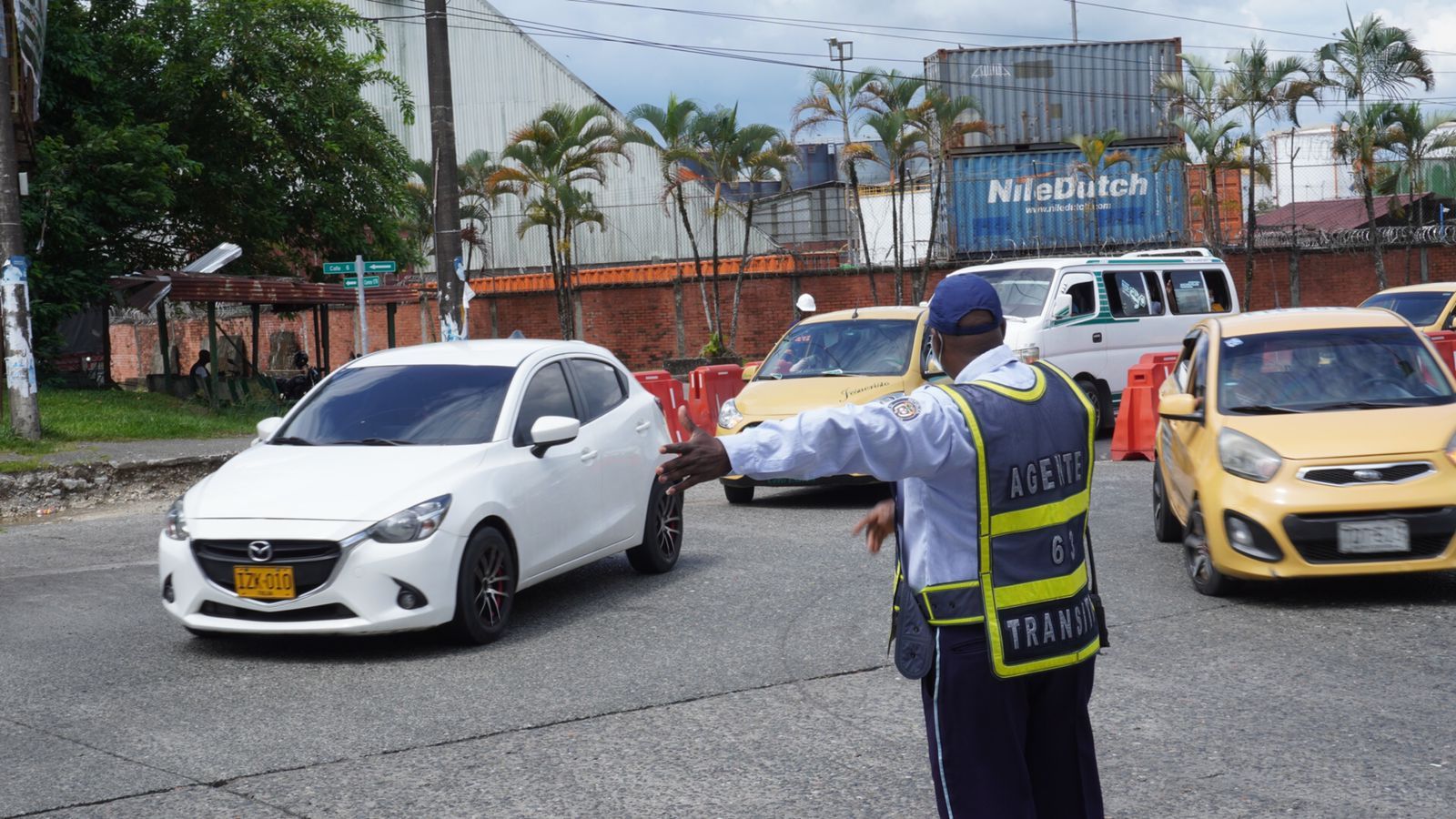 Agentes de Tránsito trabajan en puntos críticos para mejorar movilidad en contra flujos