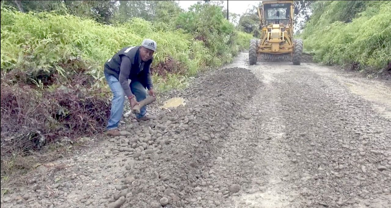 Mejoras en vías de acceso a los corregimientos del Bajo Calima y San Isidro adelanta la Secretaría de Infraestructura Vial