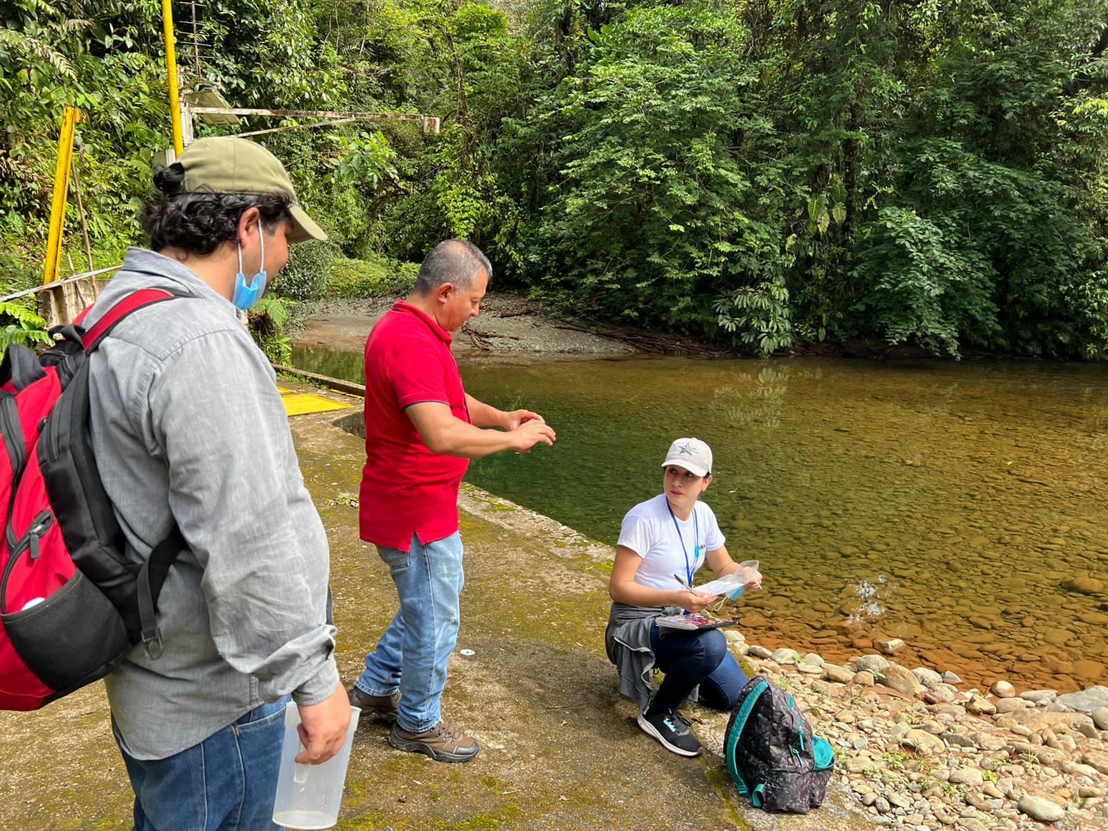 Realizan muestra para laboratorio en el río Escalerete para verificar la calidad del agua en la operación del acueducto 