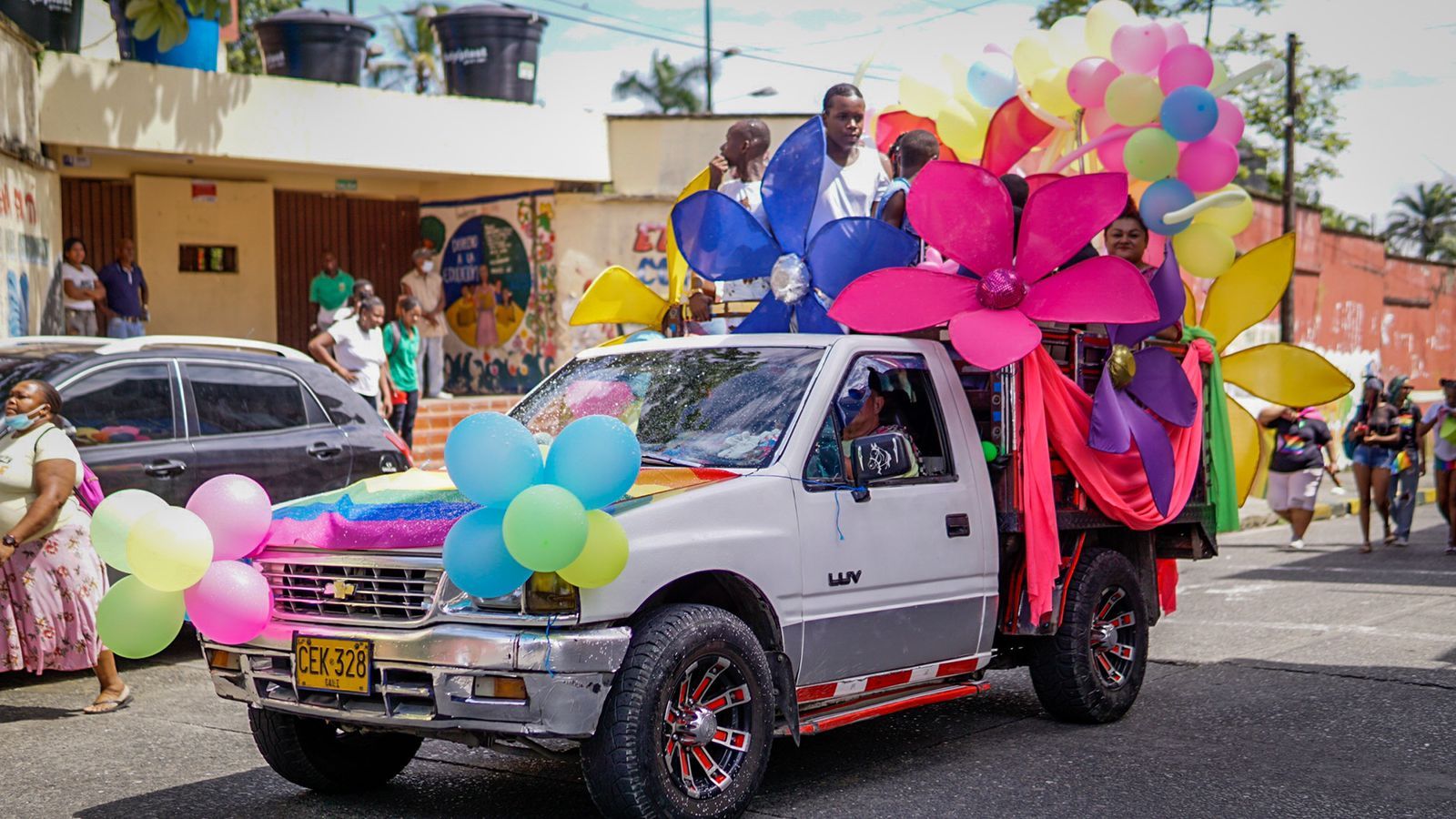 Con colorida marcha y oferta institucional se celebró el Día del Orgullo LGTBIQ