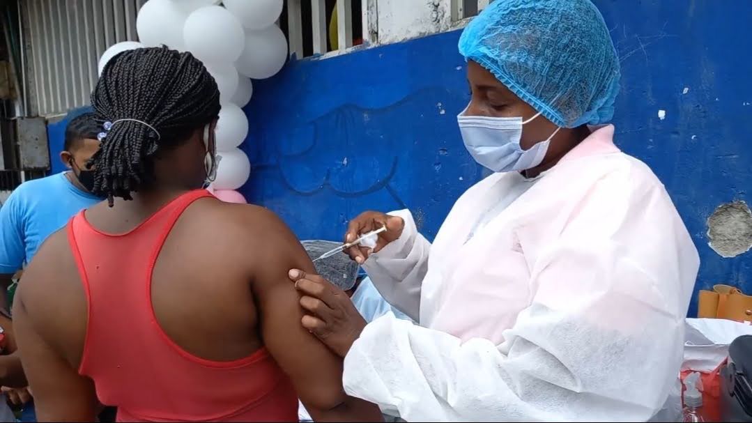 Completar los esquemas de vacunación será vital para evitar aumento de casos en el quinto pico de COVID-19
