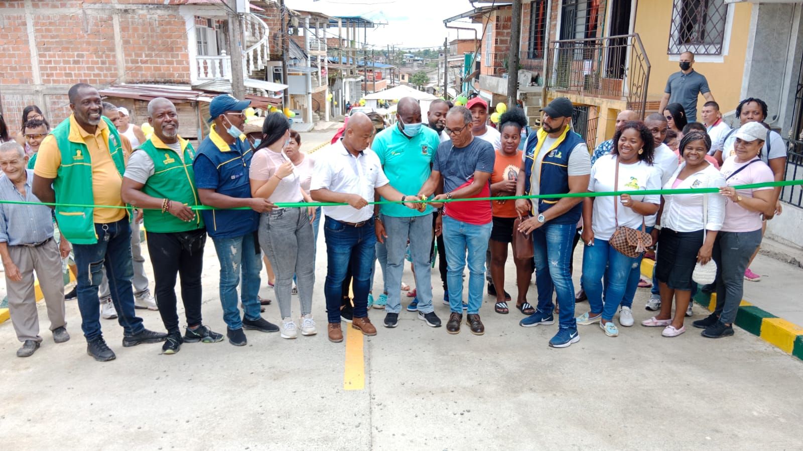 Moradores del barrio La Campiña recibieron con beneplácito la pavimentación de su calle principal