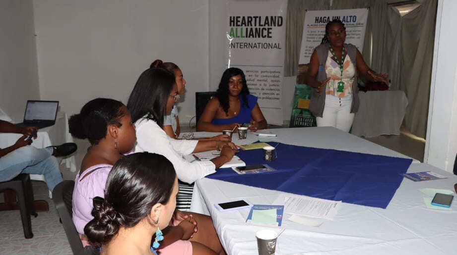 Capacitan a funcionarios de Secretarías de Despacho para mejorar la atención a la población migrante en Buenaventura