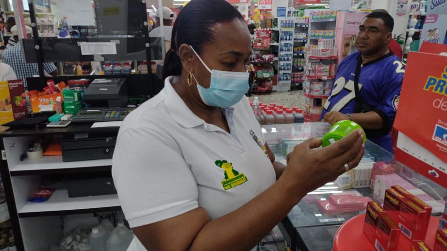 Secretaría de Salud hace visitas de control y vigilancia en ópticas y droguerías en Buenaventura
