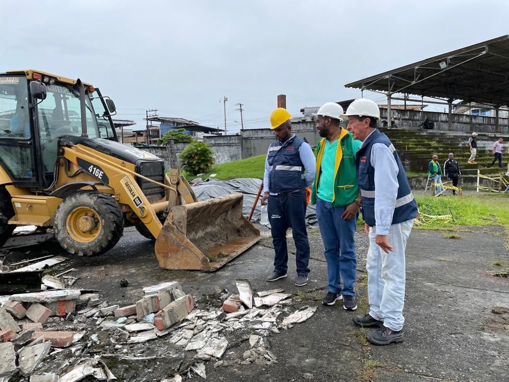 Alcalde Distrital de Buenaventura visita obra de remodelación del estadio Marino Klínger
