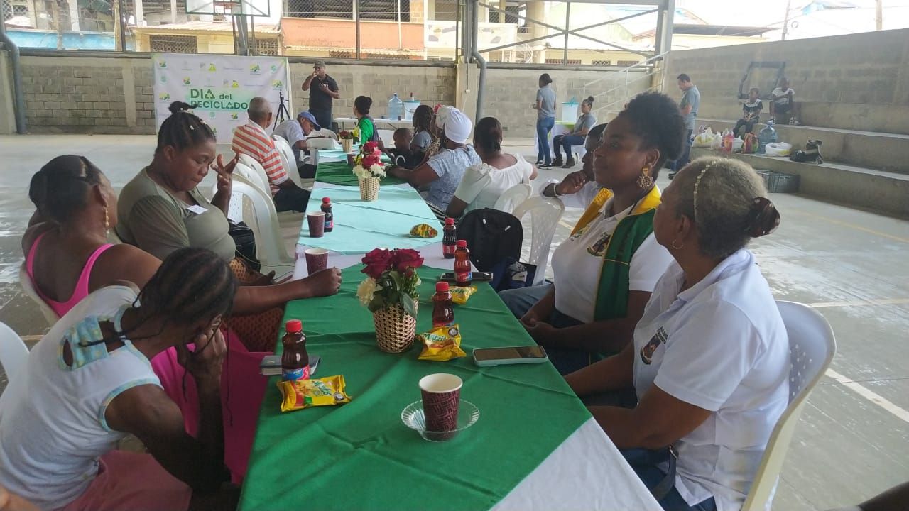 Más de 100 recicladores fueron homenajeados por la labor que realizan en el Distrito