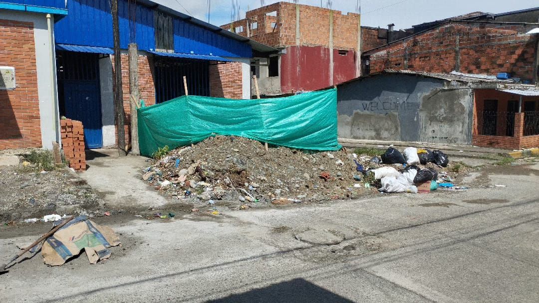 Dimensión de Salud Ambiental atiende queja por mala disposición de residuos sólidos en el barrio R-9