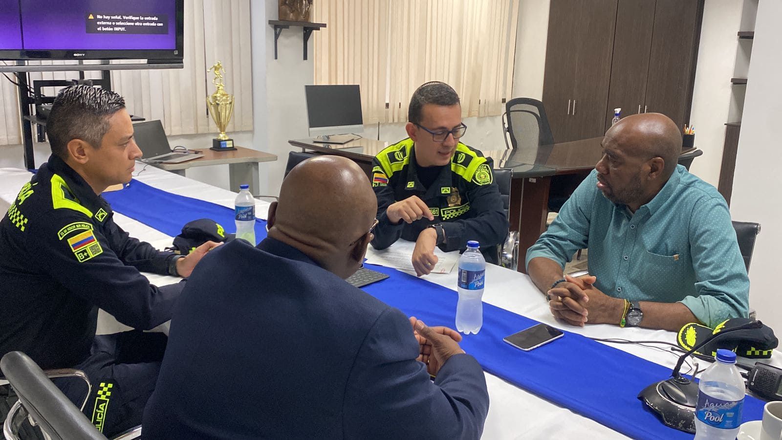 Trabajo articulado de la Fuerza Pública y Alcaldía continúa dando resultados positivos en el distrito  TEXTO: Los índices de homicidios siguen descendiendo en el distrito de Buenaventura, es así que autoridades locales reportan satisfacción en el comportamiento de los ciudadanos durante el fin de semana de puente festivo.  “Después de un puente festivo en materia de turismo,  más de dieciséis mil turistas aprovechando la temporada de ballena y las diferentes actividades que  se realizaron en el territorio como lo fueron, Festival de Viche, Festival de Marimba y Playa, entre otras  y el trabajo articulando de las fuerzas militares, permitieron que la ciudad pudiera contar con este número significativo de turistas como una actividad que no solo fortalece la cultura si no que dinamiza los ingresos a los nativos y el empleo al territorio”, indicó el alcalde Víctor Hugo Vidal Piedrahíta.   Por su parte, el comandante de la Policía dio detalles operacionales. “Fue un fin de semana positivo en términos de lo que significa convivencia y seguridad ciudadana.  Se lograron 6 capturas, en prevención se realizaron más de 30 campañas para prevenir el delito del hurto, homicidio y lesiones personales, así mismo se realizó la inauguración del Laboratorio de Paz y Convivencia y Seguridad Ciudadana en la Universidad del Pacífico, donde mil jóvenes de Buenaventura recibieron becas que buscan favorecer la educación”.  Frente a la situación de muertes violentas se han presentado dos homicidios en agosto frente a una tendencia de 15 del año anterior, lo que arroja una significativa reducción que está orientada a garantizar mayor tranquilidad y paz en el territorio.