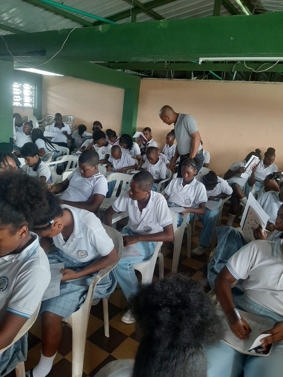 Funcionarios de la Secretaría de Educación socializan a estudiantes de colegios oficiales problemática de la deserción escolar y las causas