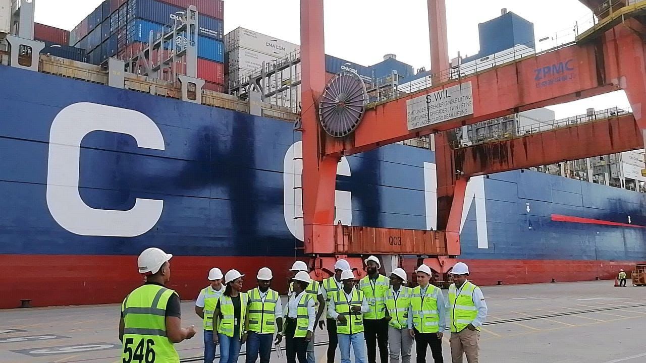 Buenaventura recibió el buque portacontenedores más grande en llegar a Colombia