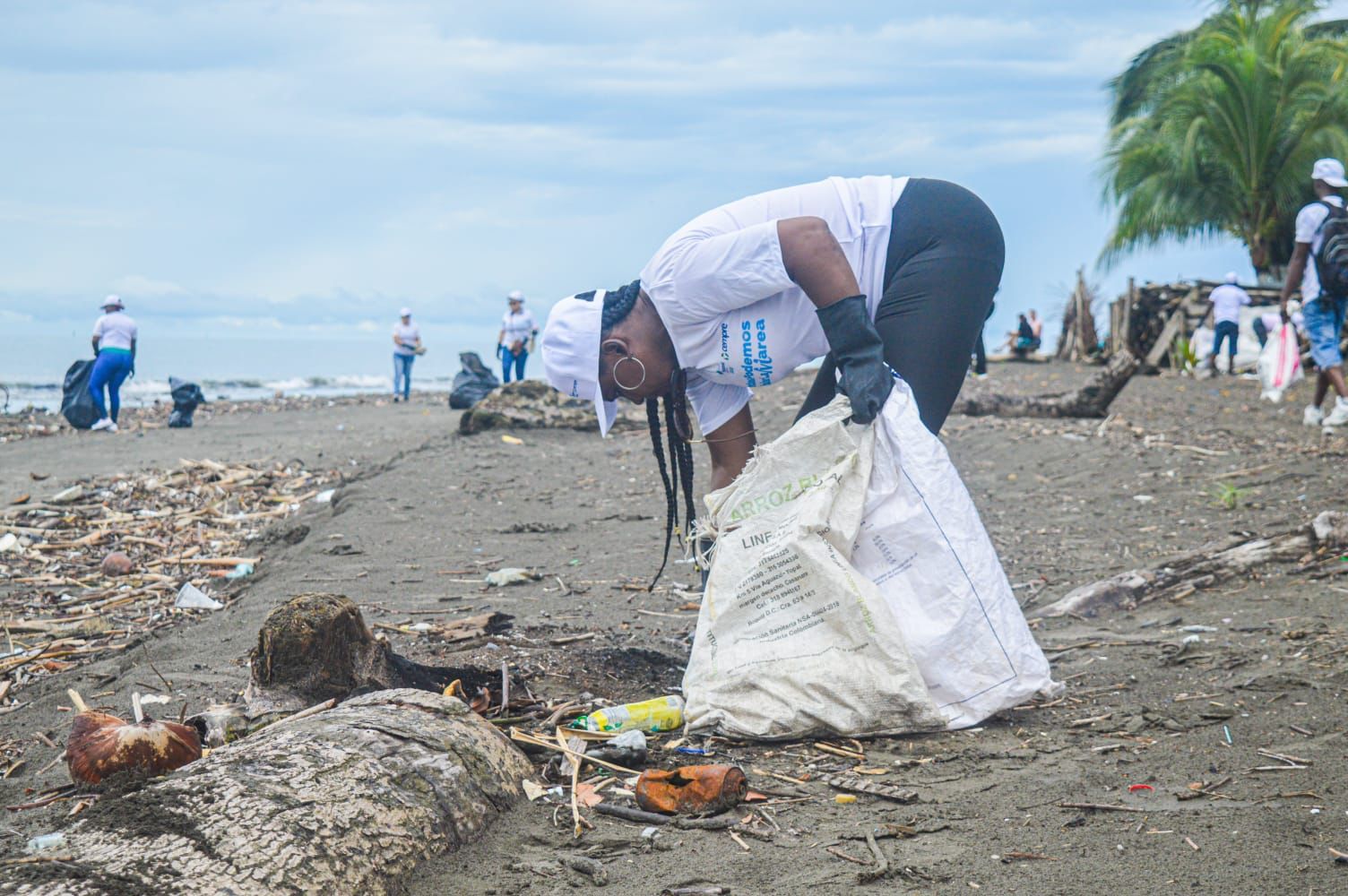  La Alcaldía de Buenaventura se une a la gestión ambiental ‘Juntos Podemos Cambiar la Marea’ con limpieza de playas y eliminación de basura sólida
