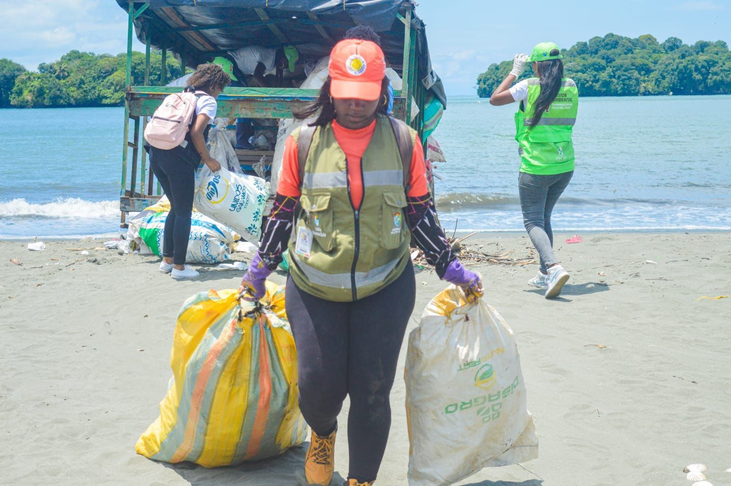 Adelantan limpieza de playa en Juanchaco, en desarrollo del programa ‘Juntos Podemos Cambiar la Marea