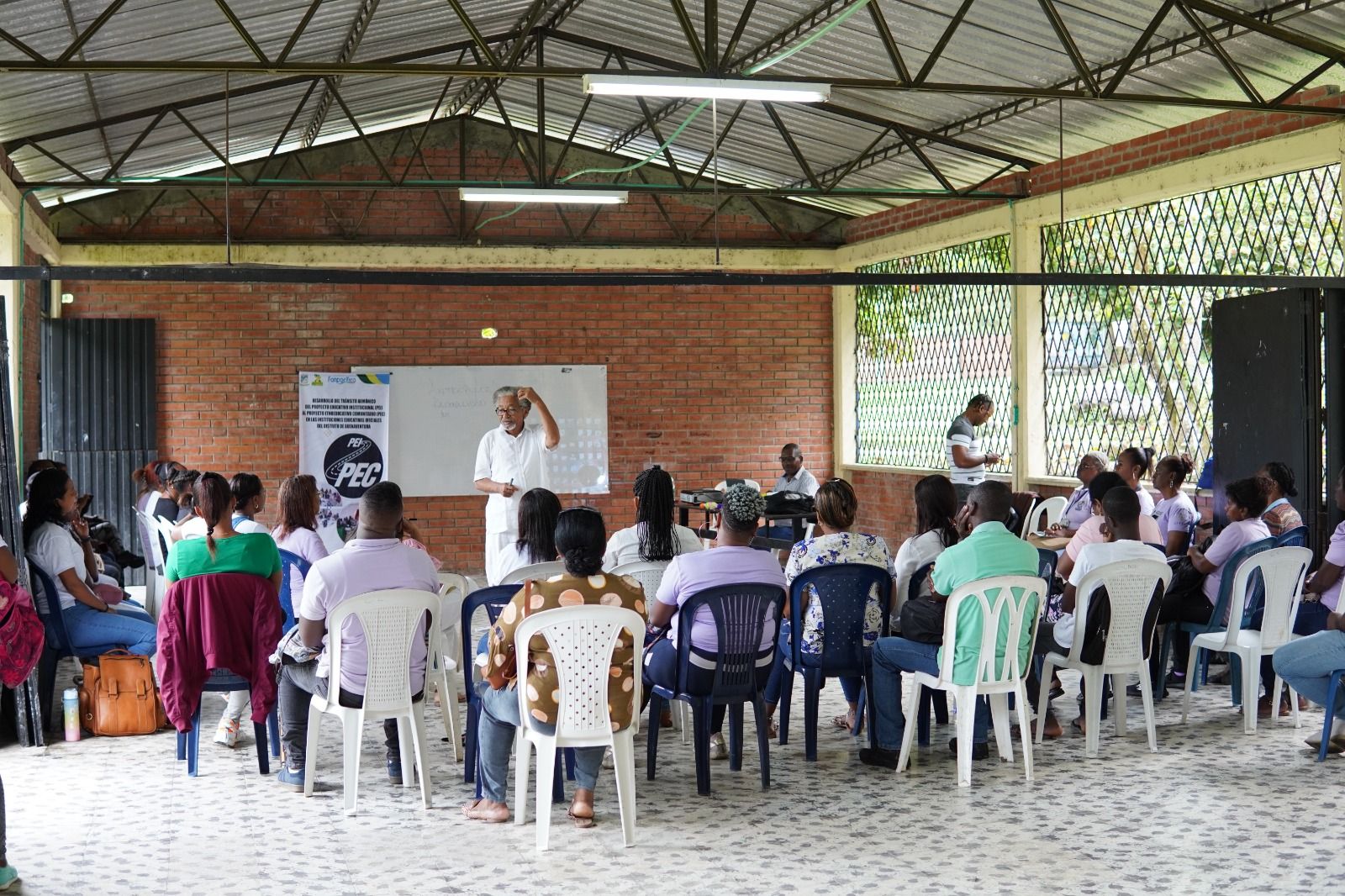 Continúa trabajo para construir los Proyectos Etnoeducativos Comunitarios en los planteles del Distrito