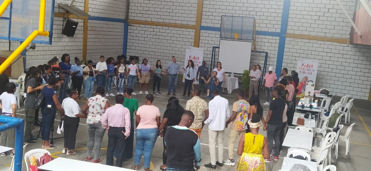 Funcionarios del Ministerio de Educación adelantan encuentro con miembros del sector en Buenaventura