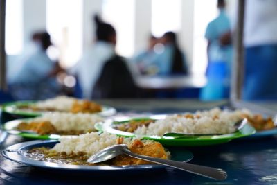 Funcionarias de la Unidad de Alimentos Para Aprender revisan en terreno la prestación del servicio del PAE