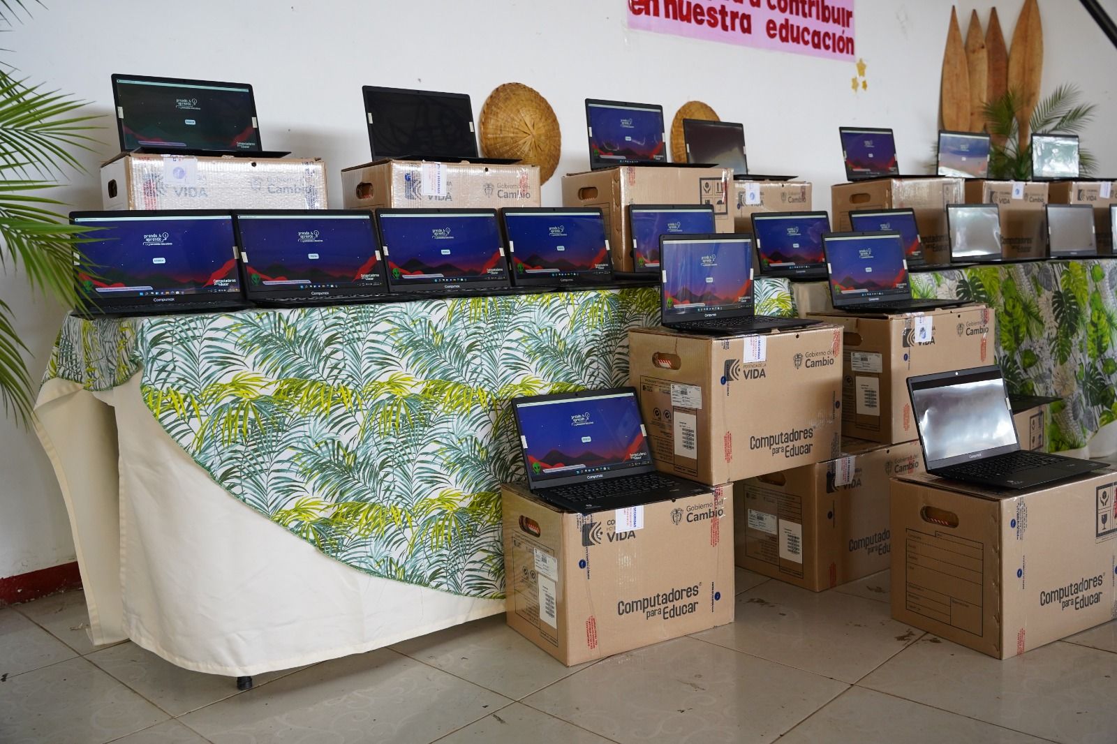 Estudiantes de cuatro planteles educativos fueron beneficiados con la entrega de 668 computadores por parte del Ministerio de las TICS