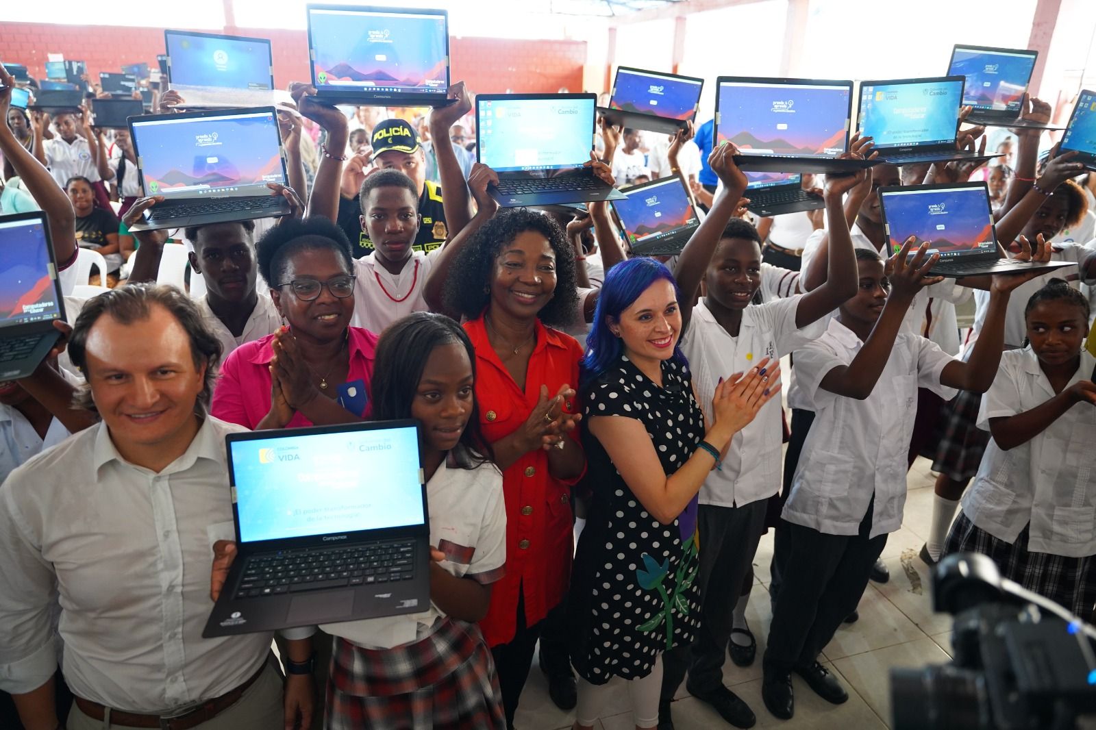 Estudiantes de cuatro planteles educativos fueron beneficiados con la entrega de 668 computadores por parte del Ministerio de las TICS